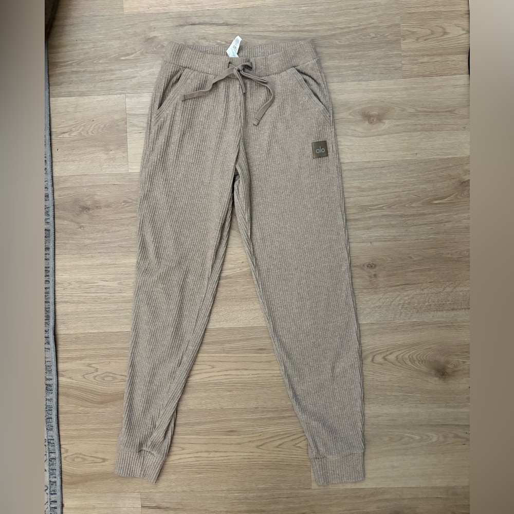 Alo Muse Sweatpants - Picture 3 of 6